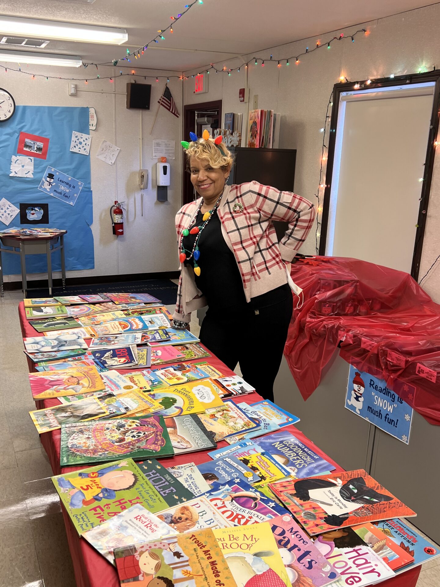 Read more about the article NJEA ACCES supports holiday book giveaway at Trenton’s Washington School